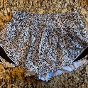 NWOT lululemon Speed Up 2.5" w/ liner, sz 8 black and white daisy